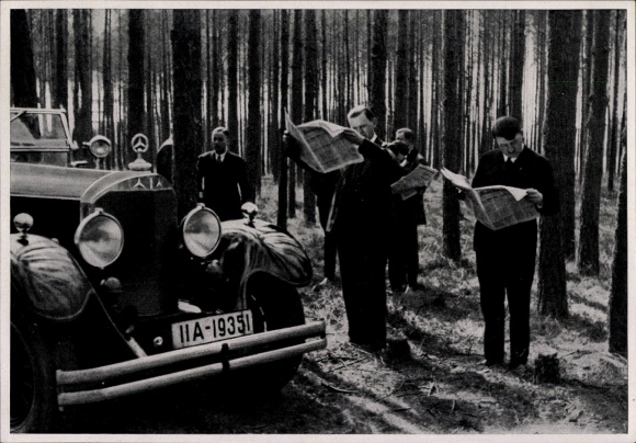 Sammelbild Adolf Hitler, Zeitung lesend, Rast im Wald, Mercedes, Sammelwerk Nr. 15 Bild 8