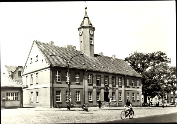 Postcard Zehdenick in Brandenburg, town hall, cyclists