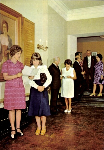 KP Reichenbach im Vogtland, foyer Neuberinhaus, goście w środku, atmosfera