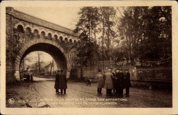 Ak Beauraing Wallonien Namur, Avenue de la Grotte, Baum der Erscheinungen, Menschen, Straße