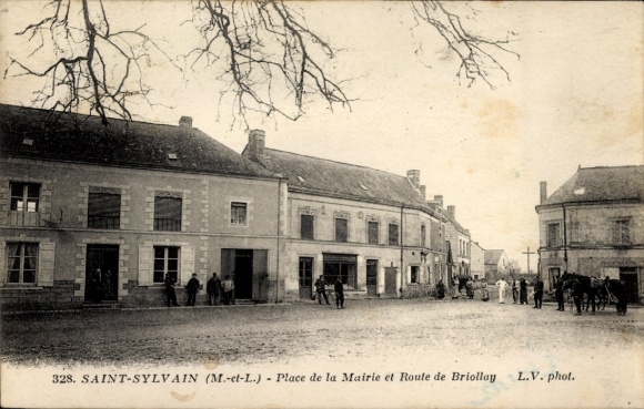 CPA Saint Sylvain Maine and Loire, Place de la Mairie and Route de Briollay