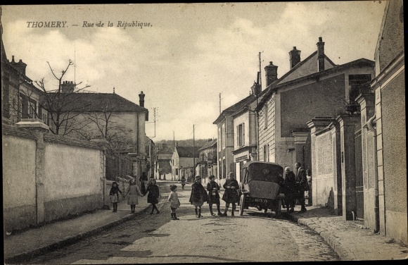 Ak Thomery Seine et Marne, Rue de la République, groupe d'enfants, voiture
