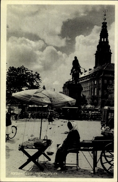 KP København Kopenhaga Dania, Højbroplads, posąg, parasolka, siedząca kobieta, rowery