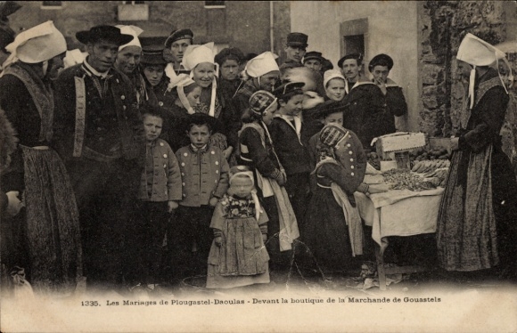 Postcard Plougastel Daoulas Finistère, people in Breton costumes