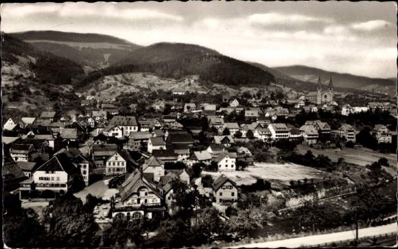 Ak Forbach im Schwarzwald, Blick auf  viele Häuser, Berge im Hintergrund, schwarz-weiß