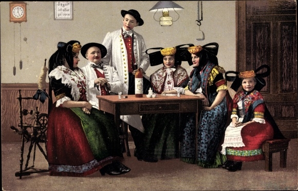 PC Minden in Westphalia, costumes from Minden and the surrounding area, social gathering, girls, spinning wheel