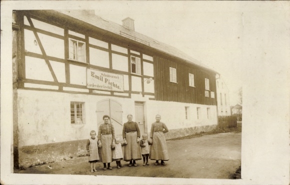 Photo Postcard Frankenthal in Lusatia Saxony, commercial building Emil Fichte, half-timbered house, women, children