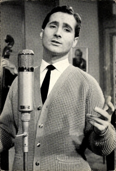 Postcard actor and singer Freddy Quinn, portrait, microphone