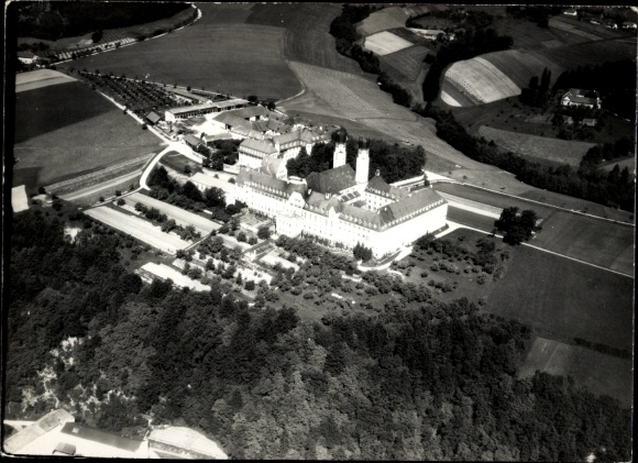 Ak Vilshofen an der Donau Niederbayern,  Benediktiner-Abtei Schweiklberg, Fliegeraufnahme
