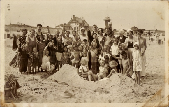 Photo Postcard North Sea resort Wangerooge, bathers on the beach, group photo 1932