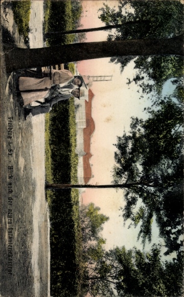 Ak Freiberg in Sachsen, Freiberg S, Blick nach der neuen Infanteriekaserne, zwei Personen