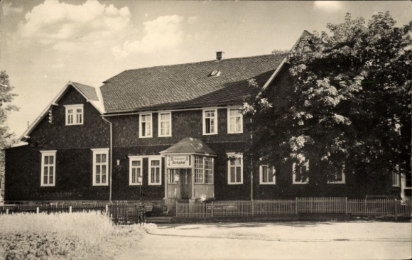 KP Schmiedefeld am Rennsteig Suhl Turyngia, dom wakacyjny Berghof, widok na budynek, okolica wiejska