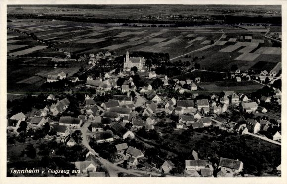 Ak Tannheim Villingen Schwenningen in het Zwarte Woud Baden, luchtfoto van huizen, velden, kerk