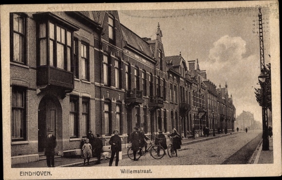 KP Eindhoven Brabancja Północna Holandia, Willemstraat, przechodnie, rowery