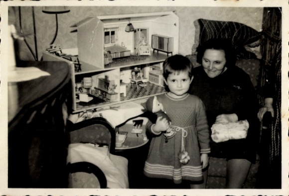 Foto Kleinkind mit Puppenstube, Sandmann-Puppe, Weihnachten 1964