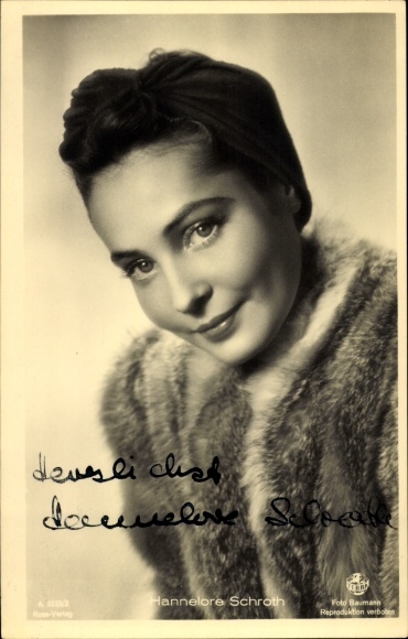 Postcard actress Hannelore Schroth, portrait, fur, autograph