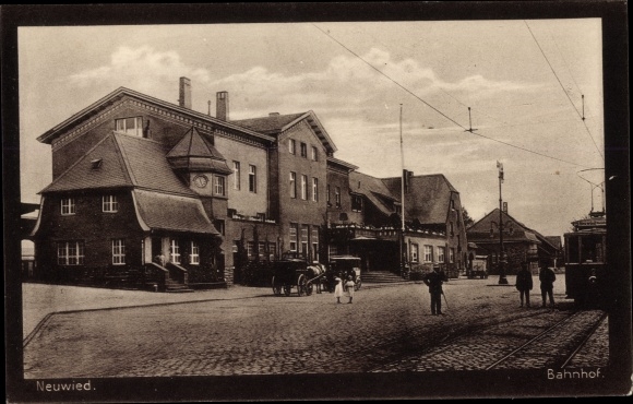 Ak Neuwied am Rhein, Bahnhof Straßenseite, Straßenbahn