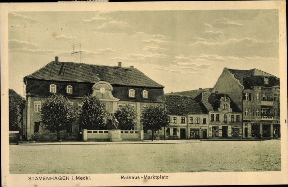 Postcard Reuterstadt Stavenhagen, town hall, market square