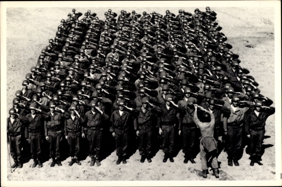 AK North Carolina USA, rekruten van het Amerikaanse leger leren groeten, Fort Bragg, 1951