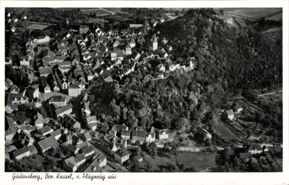 Ak Kassel in Hessen, Luftaufnahme von Güdensberg, viele Häuser und Bäume, schwarz-weiß