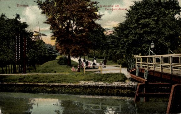 Ak Emden in Ostfriesland, Walipartie am Ems-Jade-Kanal, Menschen am Wasser, Brücke