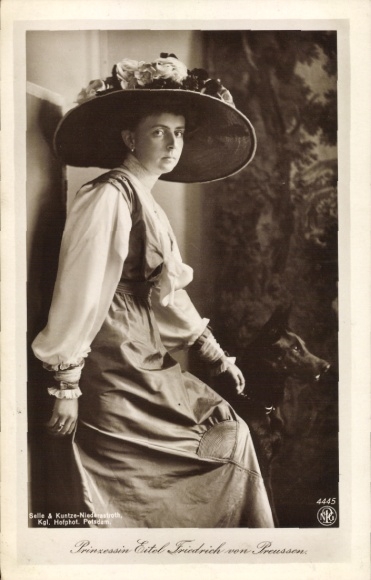 Ak Sophie Charlotte van Oldenburg, prinses Eitel Friedrich van Pruisen, portret, hond