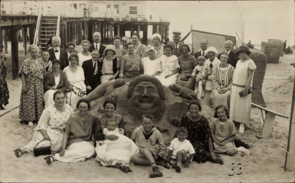 Photo Postcard Ostseebad Ahlbeck Heringsdorf on Usedom, people on the beach, sand figure