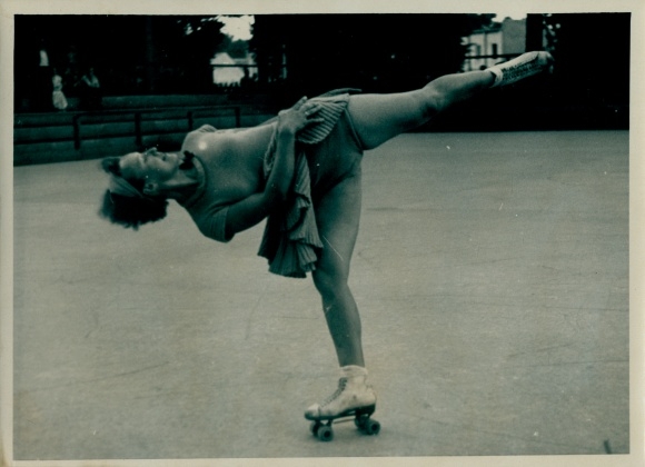 Photo PC Berlin Friedrichshain, roller skater Inge Wischnewski, Kabisch, July 16, 1955