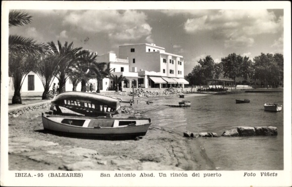 Ak Ibiza Balearische Inseln, Vorderseite: Hafenansicht, Boote, Palmen, Gebäude, hellblauer Himmel