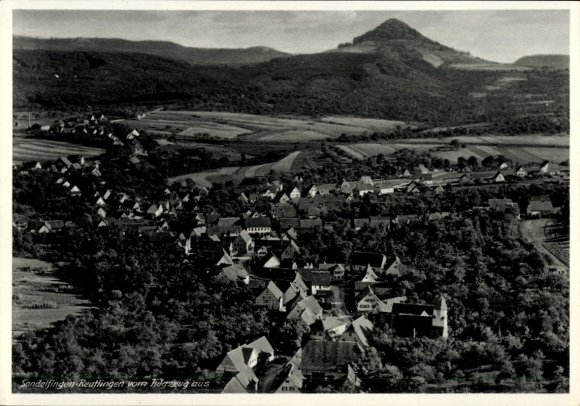 Ak Sondelfingen Reutlingen in Württemberg, Panoramaansicht, Berge im Hintergrund,  Architektur