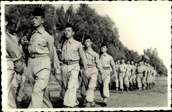 Photo Postcard Morocco, marching French soldiers, parade 14 July 1957, Camp Lyautey