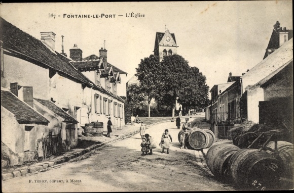 Postcard Fontainebleau Seine et Marne, The Church