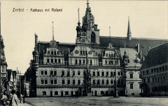 Postcard Zerbst in Anhalt, town hall, Roland, historic building, old town
