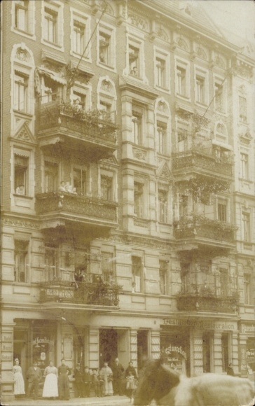 foto Ak Berlin Prenzlauer Berg, woongebouw Dunckerstraße 1a en 2, winkel, distilleerderij, bewoners
