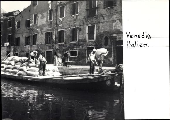 foto Venezia Venetië Veneto, arbeiders lossen schuit, zakken