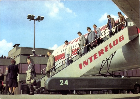 KP Schönefeld pod Berlinem, lotnisko, samolot pasażerski Interflug, wysiadanie pasażerów