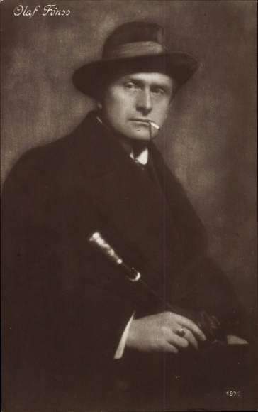 Postcard Actor Olaf Fönss, portrait in a coat, hat and walking stick, smoking