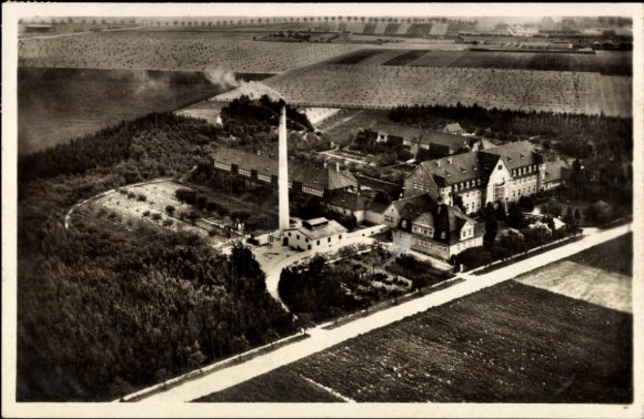 Ak Schkeuditz in Sachsen, Luftaufnahme eines großen Gebäudekomplexes, Rauch aus Schornstein, Feld