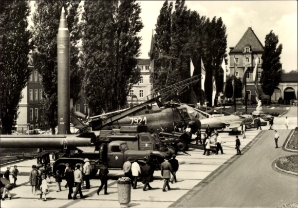 Postcard Dresden, Army Museum of the German Democratic Republic, open-air grounds