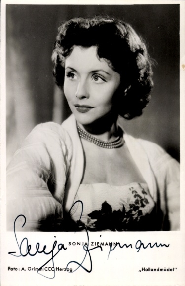 Ak Schauspielerin Sonja Ziemann, Hollandmädel, Portrait mit Perlenkette, Autogramm