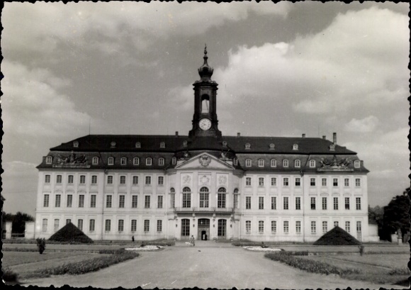 Ak Wermsdorf in Sachsen, Schloss Hubertusburg, historisches Gebäude, Gartenanlagen, Wolkenhimmel