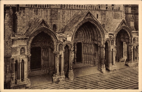 KP Chartres Eure et Loir, widok z przodu portali, architektura kamienna, brak ludzi, brak haczyków