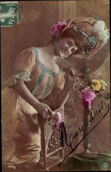 Postcard woman in dress, hat, portrait, NPG 790/6, flower vase