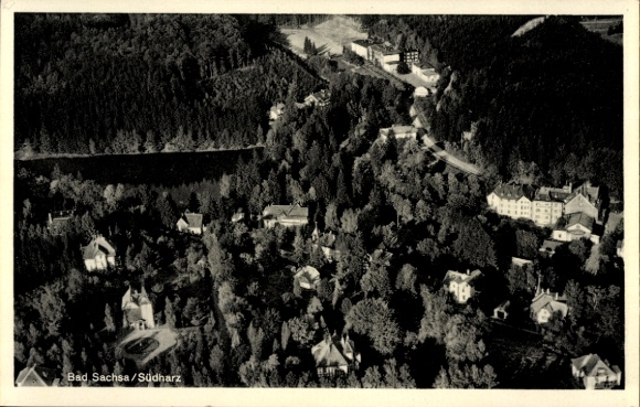 KP Bad Sachsa w górach Harz, widok z lotu ptaka na lasy, domy i jezioro
