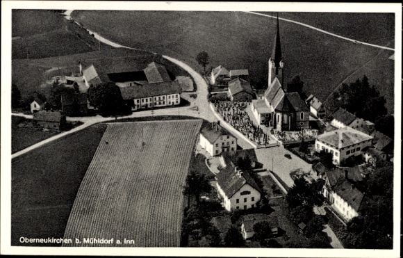 Ak Oberneukirchen in Oberbayerrn, Luftaufnahme, Kirche, Menschenmenge, Landschaft, Gebäude