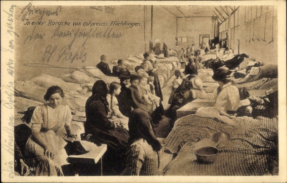 Postcard barracks for East Prussian war refugees, dormitory, women, children, East Prussian aid I. WW