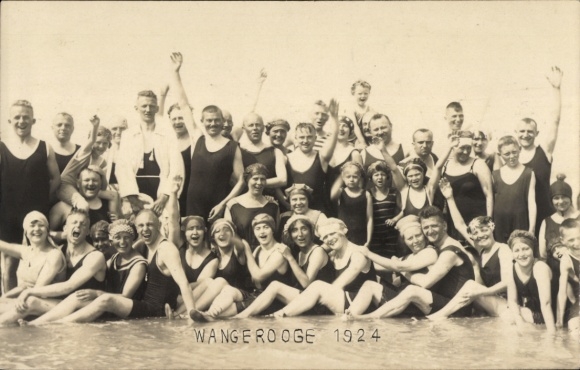 Photo Postcard North Sea resort Wangerooge, bathers in swimwear on the beach, group photo 1924