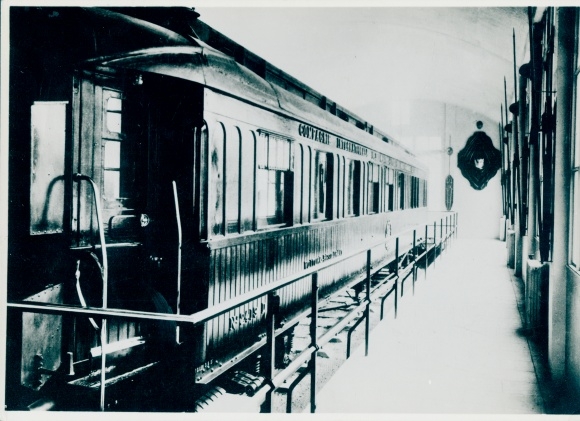 Foto Eisenbahnwaggon von Compiegne, Waffenstillstandsverhandlungen 1918, 1940