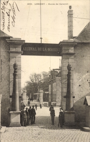 Postcard Lorient Morbihan, entrance to the Arsenal, building, people on the street