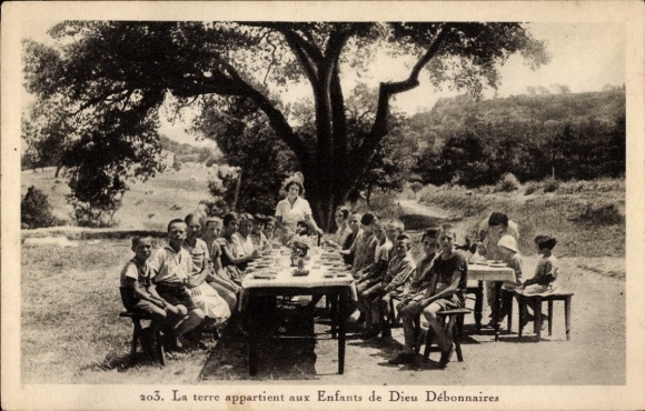 Postcard Paris XI., Manger son Pain dans le Bonheur, Terre appartient aux Enfants